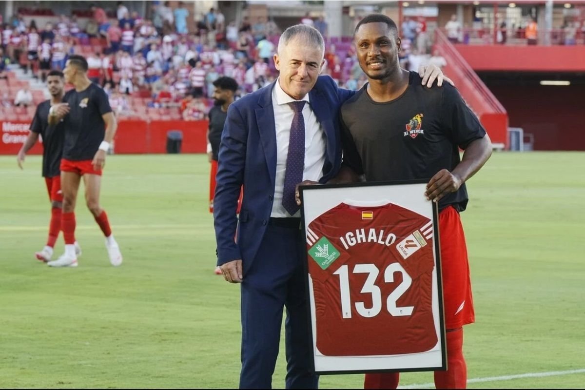 Lucas Alcaraz e Ighalo recibiendo un detalle del Granada CF