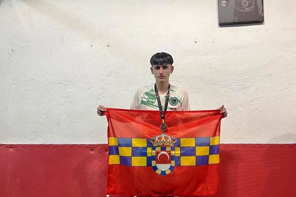 Yoel López bronce