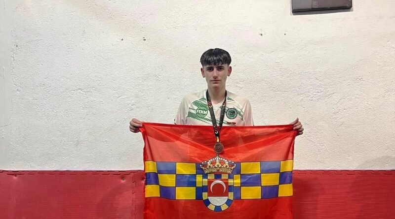 Yoel López bronce