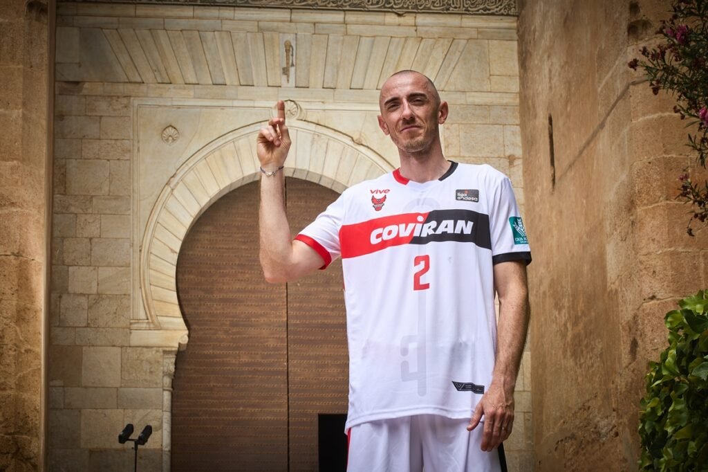 Coviran Granada exhibe las equipaciones