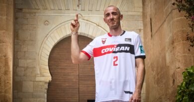 Coviran Granada exhibe las equipaciones