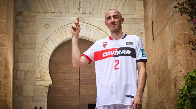 Coviran Granada exhibe las equipaciones