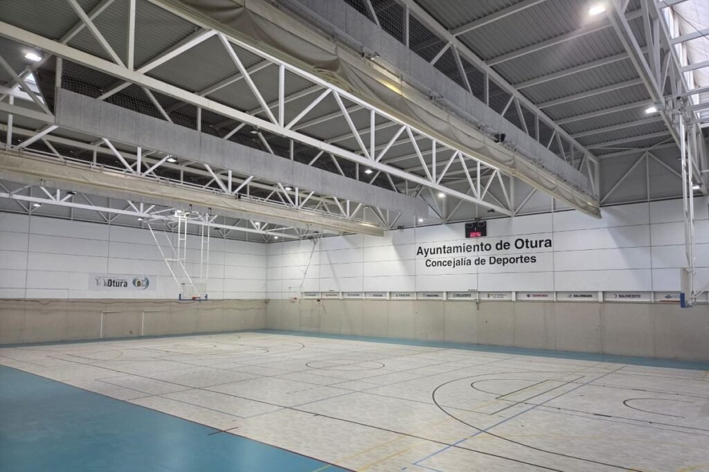 Otura finaliza la reforma del pabellón