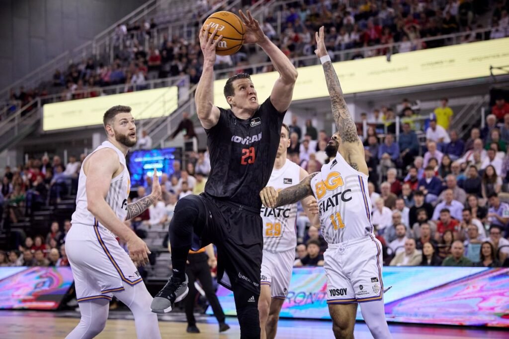 Una canasta de Lluís Costa, a falta de 1:38, daba ventaja pero un gran Mark Hughes desatasca