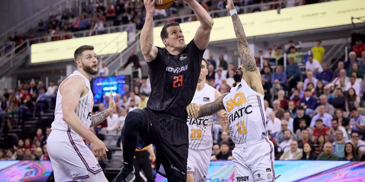 Una canasta de Lluís Costa, a falta de 1:38, daba ventaja pero un gran Mark Hughes desatasca