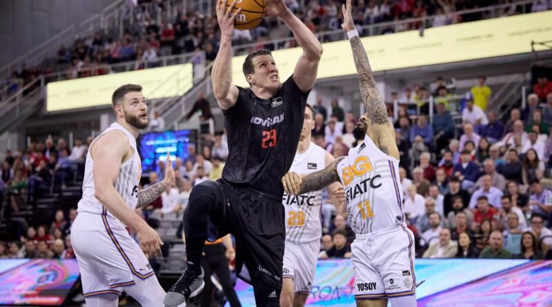 Una canasta de Lluís Costa, a falta de 1:38, daba ventaja pero un gran Mark Hughes desatasca