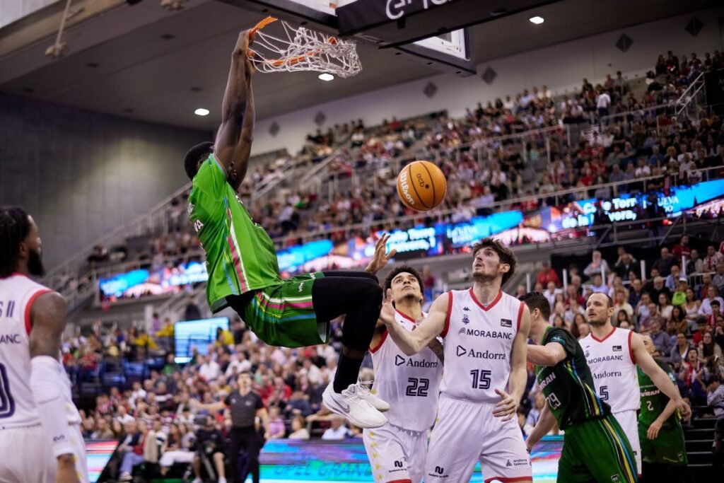 Coviran Granada agarra dramáticamente